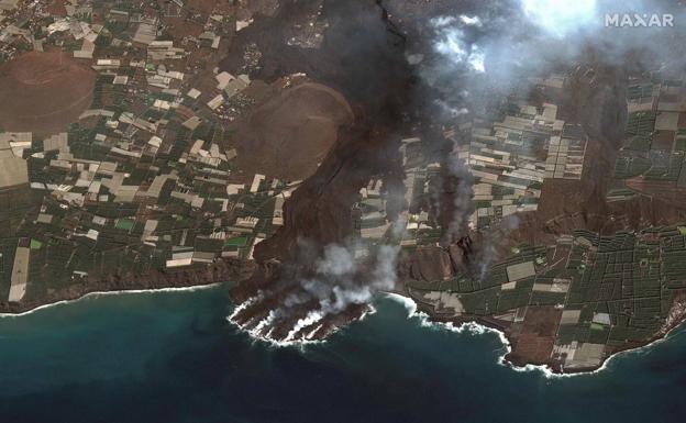 Los flujos de lava que no han parado de descender del volcán La Palma forman una enorme fajana (o delta) ./ AFP
