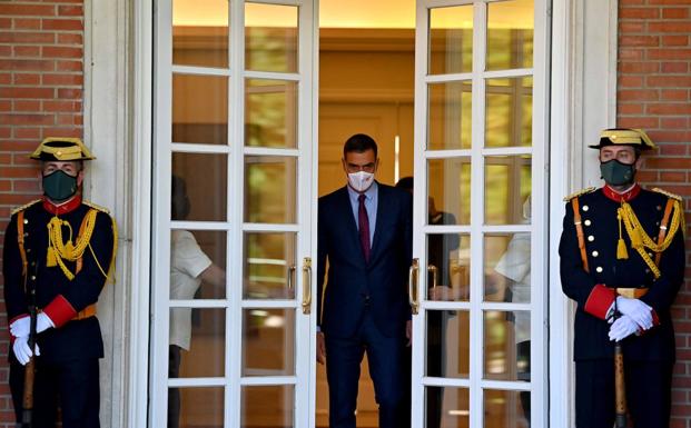 Sánchez cierra la puerta de Moncloa tras recibir el viernes al secretario general de la OTAN, Jens Stoltenberg.