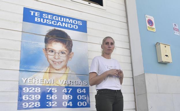 Itahisa Suárez, la madre de Yéremi Vargas, se para frente a un cartel con una foto de su hijo, en un archivo de imagen.  / JUAN CARLOS DIN