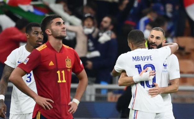 Mbappé y Benzema celebran uno de los goles de Francia, ante un Ferran Torres cariacontecido. /Franck Fife (Afp)