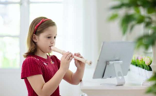 Niña tocando la flauta utilizada en las escuelas./RC