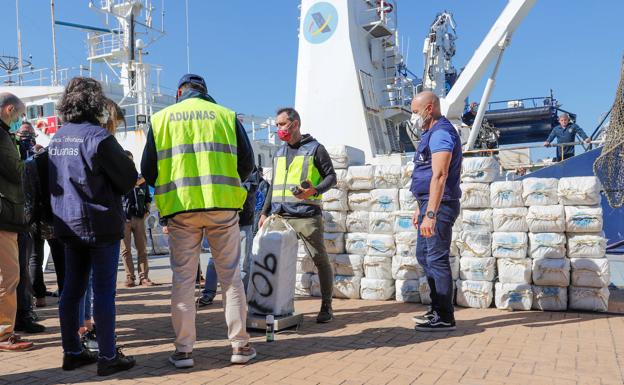 Descarga del alijo de 2,8 toneladas de cocaína en el puerto de Vigo./E. P.