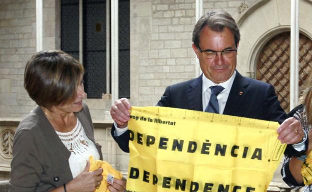 Mas muestra tras la diada de 2013 un cartel por la independencia de Cataluña. 