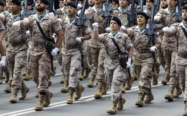 Hombres y mujeres desfilan juntos el día de las Fuerzas Armadas, en una imagen de achivo./EFE