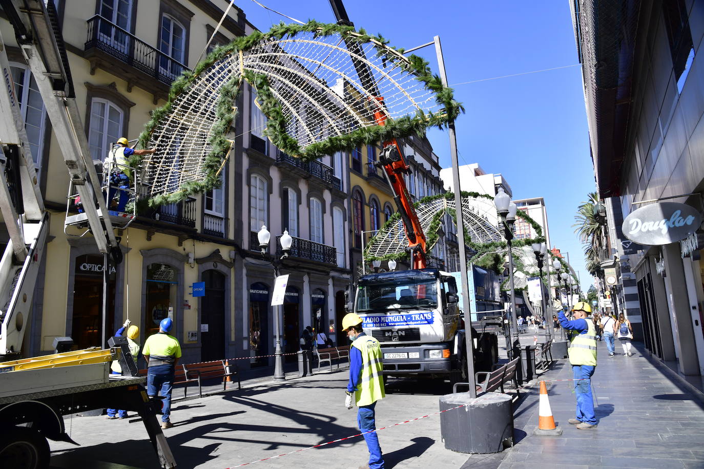 Petrificar Bronceado Enumerar Fotos: Operarios colocan las luces navideñas en Triana | Canarias7