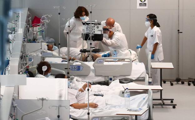 Un grupo de sanitarios trabajando en el hospital Isabel Zendal en Madrid. /reuters