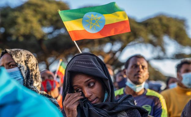 Una mujer llora durante un acto en Addis Abeba por el aniversario del inicio de la guerra en Tigray.