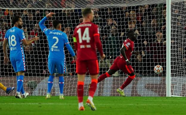Sadio Mané marca el segundo gol del Liverpool. 
