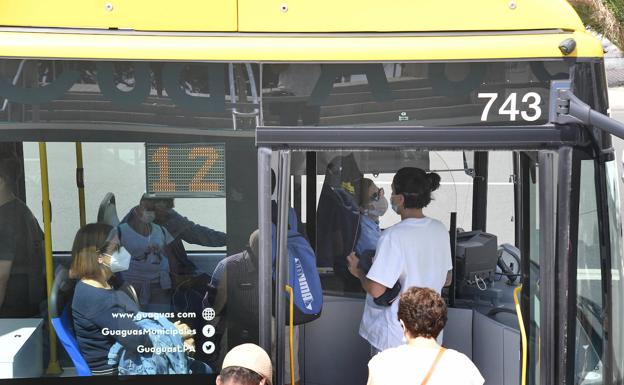 Muchos usuarios subieron al autobús. 