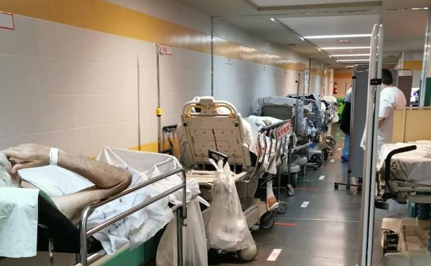 El colapso de pacientes en los pasillos está llevando al límite al servicio de Urgencias Insulares