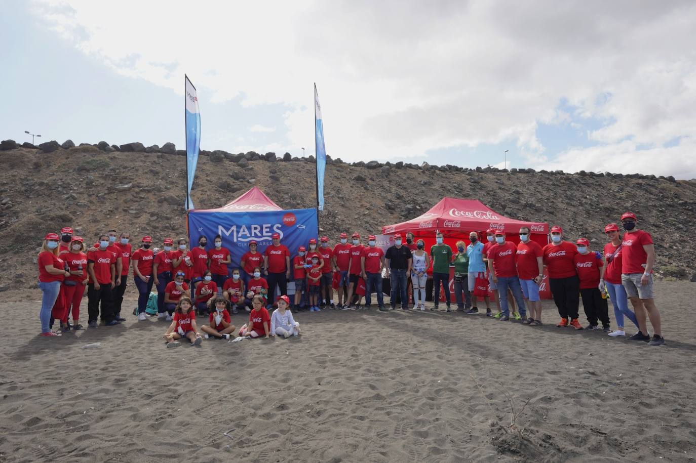 Participantes en la iniciativa Mares Circulares en la playa de Bocabarranco. 
