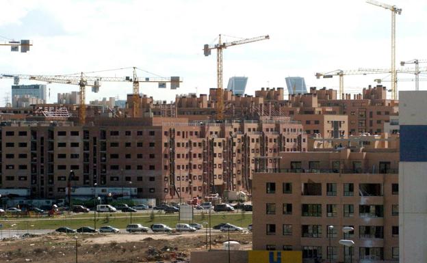 Vivienda en construcción en un barrio de Madrid.  / RC