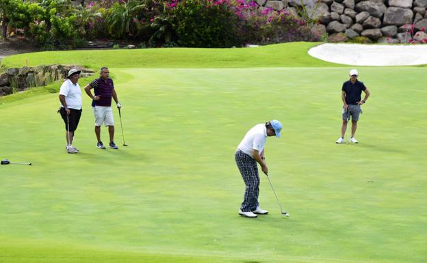 El golf ha ganado peso en la oferta turística de Gran Canaria. / ARCADIO SUÁREZ