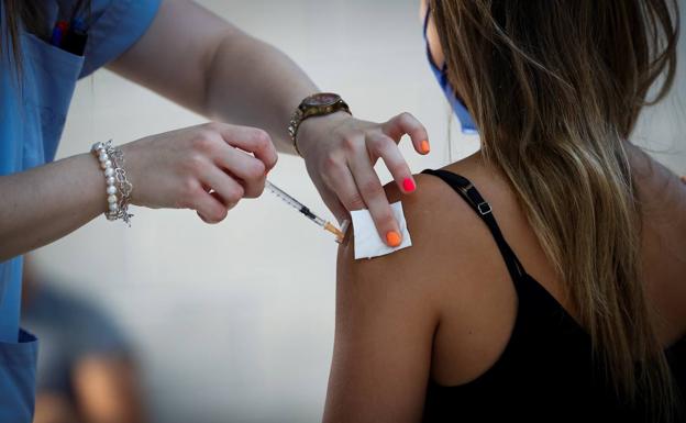 La tercera dosis de la vacuna contra el coronavirus se administrará a los mayores de 18 años. /efe