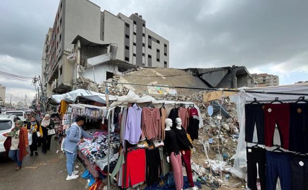 Escombros de una tienda que fue destruida por los ataques aéreos israelíes durante una pelea entre Israel y Palestina en mayo del año pasado /REUTERS