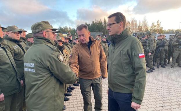 El primer ministro polaco, Mateusz Morawiecki, visita a las tropas en la frontera. /Reuters