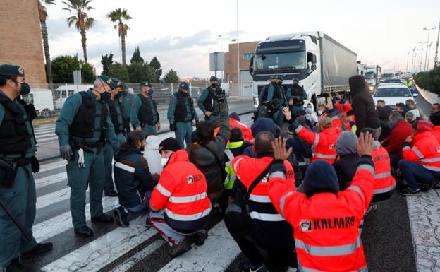 Colapso de tráfico en los accesos al puerto de Algeciras. /Efe