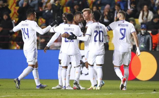 Los jugadores del Real Madrid celebran el 0-2 marcado por Toni Kroos.