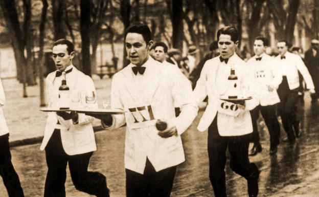 Carrera de camareros en los años 30, Madrid.