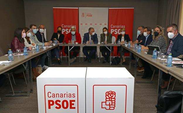 Imagen de la primera reunión de la nueva ejecutiva del Partido Socialista de Canarias. / EFE