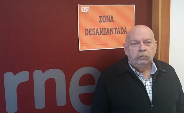 José María Íñigo, ante un estudio RTVE en el que se anunciaba que se había retirado el amianto./RC