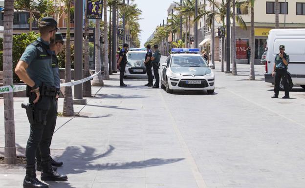 Foto de archivo de guardias civiles en la Avenida de Canarias, en Vecindario. 