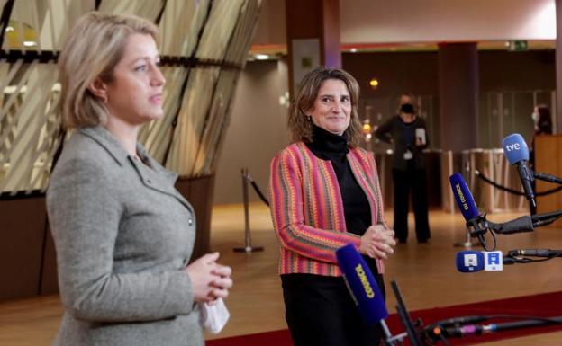 La vicepresidenta Teresa Ribera, junto a la ministra francesa de Transición Ecológica, Barbara Pompili, antes de la reunión del consejo. /EFE