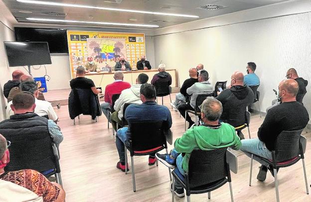 Momento de la reunión los clubes y de la Federación en el Gran Canaria Arena. 