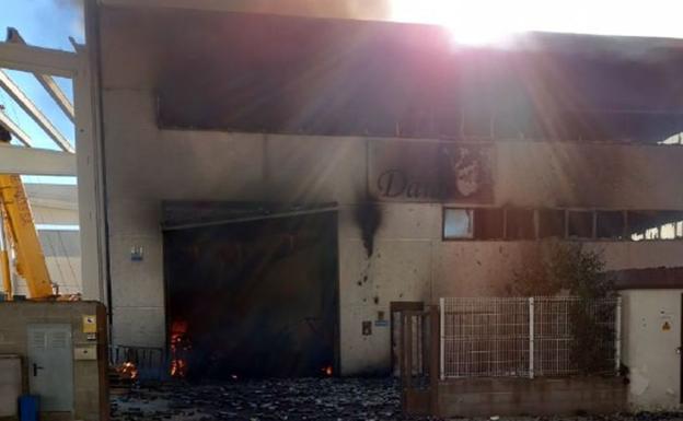Empresa de L'Arboç, afectada por el incendio.