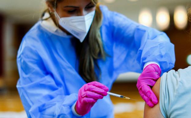 Un antivacunas intenta que le pongan la inyección en un brazo de silicona