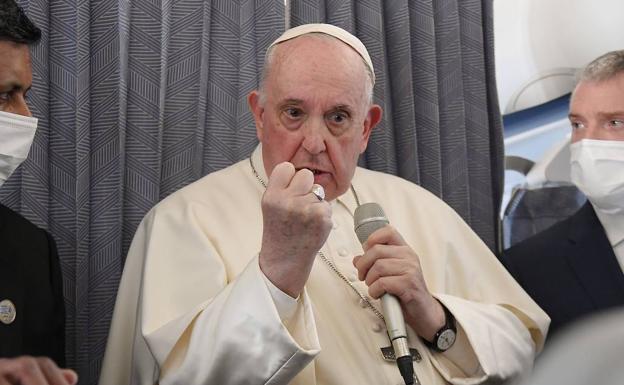 El papa Francisco, el pasado lunes a su vuelta de Grecia, durante la rueda de prensa en el avión./EFE