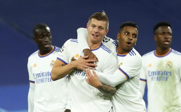Los jugadores del Real Madrid celebran el golazo de Kroos ante el Inter. 