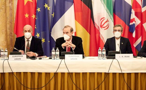 El coordinador del proceso enviado por la UE, Enrique Mora, y el negociador nuclear jefe de Irán, Ali Bagheri Kani, en una reunión de la comisión conjunta sobre negociaciones destinadas a reactivar el acuerdo nuclear de Irán. /afp