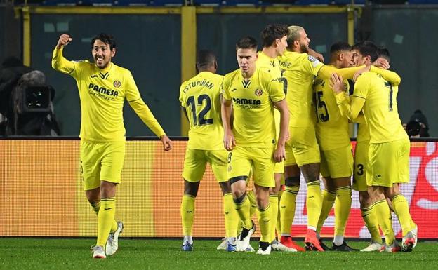 Los futbolistas del Villarreal celebran uno de sus goles en Bérgamo. 