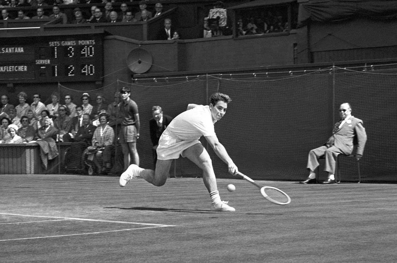 Manolo Santana, durante un partido de Wimbledon disputado en 1966.