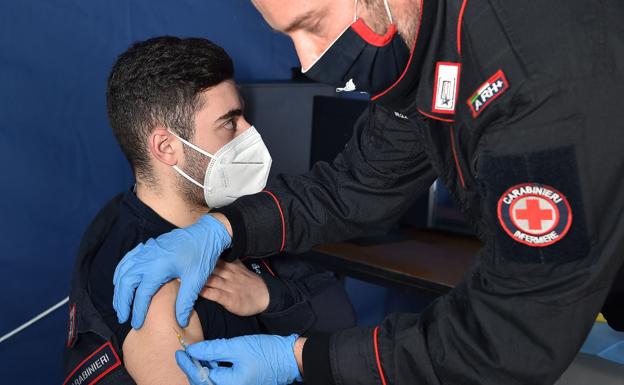 Entra en vigor en Italia la obligación de vacunarse para policías, médicos y maestros