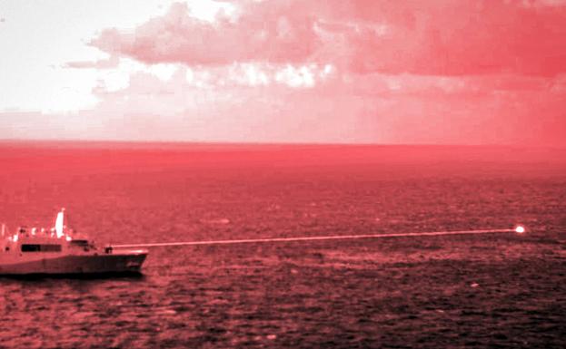 Disparo del láser desde el buque USS Porland, en el golfo de Adén./AFP