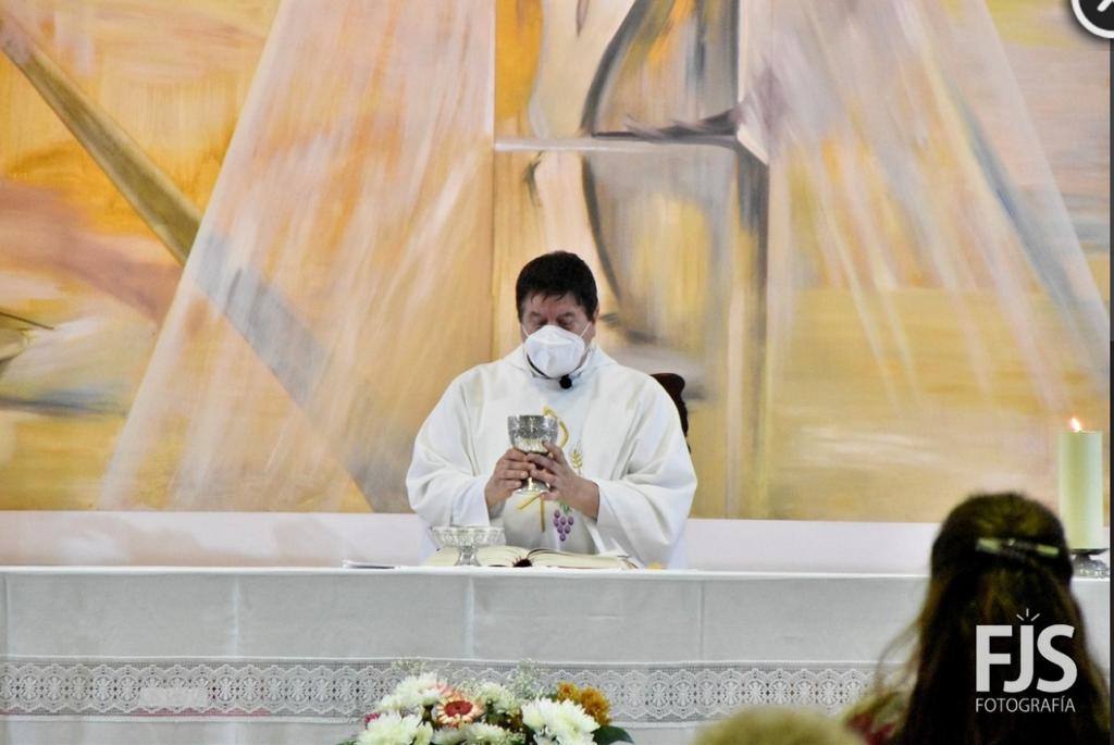 Imagen del sacerdote oficiando un acto religioso. 