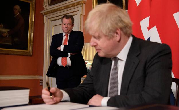 Lord Frost junto al primer ministro británico, Boris Johnson, durante la firma del acuerdo del brexit/reuters