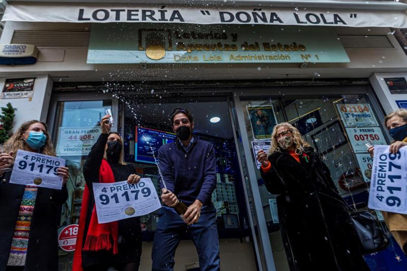 Celebración en la administración de lotería Doña Lola en Toledo.