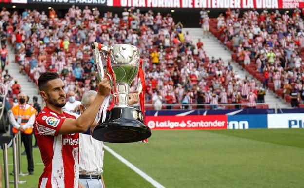 Koke muestra el trofeo de campeón de Liga a la afición atlética./Óscar J. Barroso
