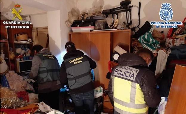 Registro de las fuerzas de seguridad en uno de las casas donde residían los miembros de la banda que asaltaba explotaciones agrarias y viviendas