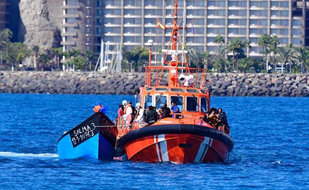 Rescatan a 57 inmigrantes, entre ellos dos niños, rumbo a Gran Canaria