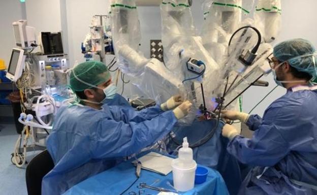 Una operación compleja asistida por robot en un hospital sevillano. /R. C.