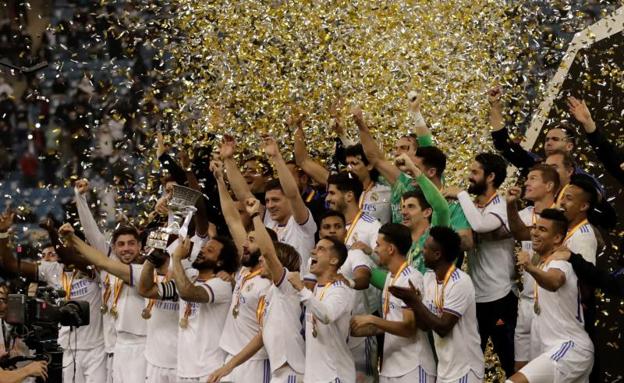 Marcelo levanta el trofeo de la Supercopa conquistado por el Real Madrid. /Julio Muñoz (Efe)