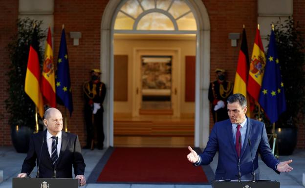 El presidente Pedro Sánchez (derecha) recibió este martes al nuevo canciller alemán Olaf Scholz. /EFE