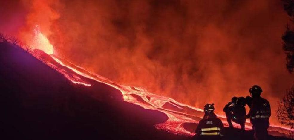 Robles elogia el papel de la UME que el martes se desactivó en La Palma