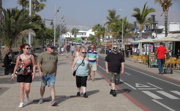 Turistas pasaeando por Puerto del Carmen. /CARRAsco