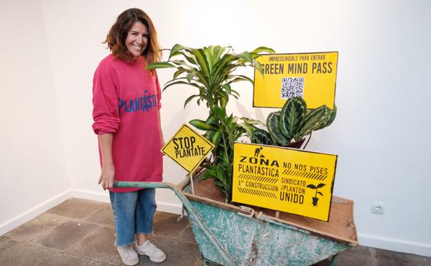 Ana Beltrá aboga por el activismo verde a través de sus creaciones artísticas, como las que exhibe en Telde. 