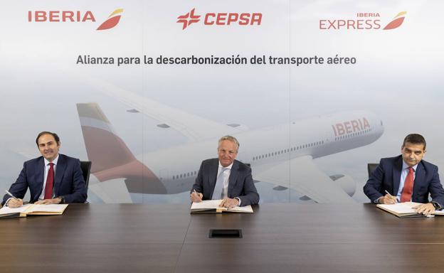 Los consejeros delegados de Iberia, Cepsa e Iberia Express, en la firma del acuerdo. /R. C.
